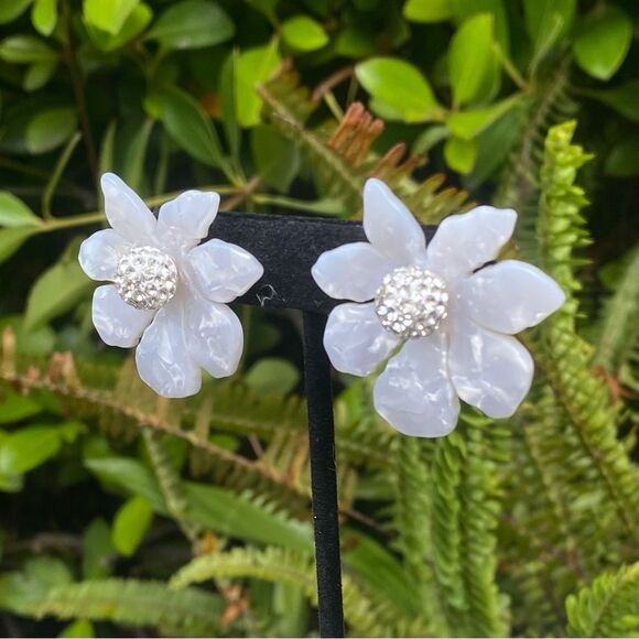 NWT New Lele Sadoughi White Mother of Pearl Wallflower Button Post Earrings - Picture 7 of 11